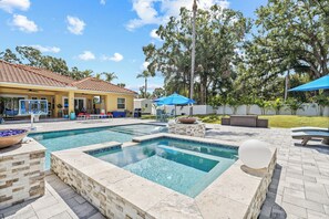 Piscina all'aperto, una piscina riscaldata