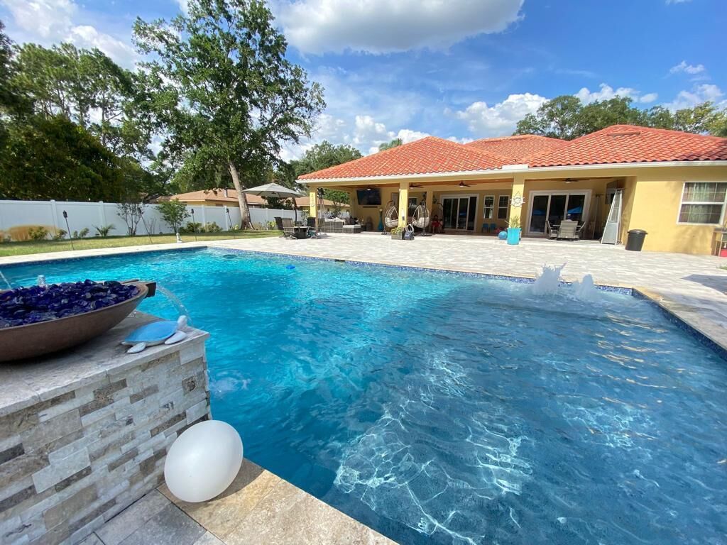 Spacious 5-bedroom house with WiFi, AC, Heated Pool and Jacuzzi in Central Tampa
