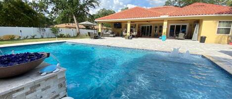 حمّام سباحة خارجي، حمّام سباحة مُدفَّأ