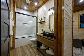 Een douche, een haardroger, handdoeken, zeep