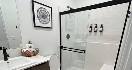 Brand New, Luxury 1BD/1BA Unit in a Quiet Newly Constructed Area of Bakersfield