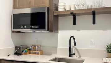 Refrigerador, microondas, parrilla de estufa y tetera eléctrica