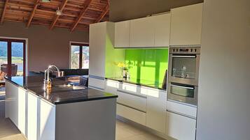 Stovetop, cookware/dishes/utensils