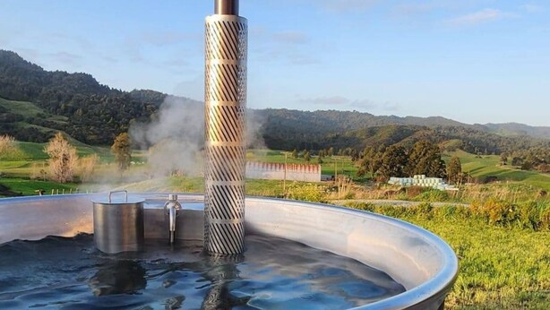 Outdoor spa tub - The Estate House: peaceful countryside stay (Te Anga)