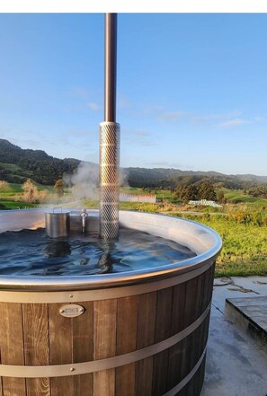 Outdoor spa tub - The Estate House: A peaceful countryside stay (Te Anga)