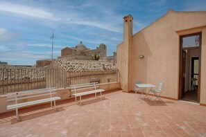 Outdoor dining - Erice's Lovely Apartment with Balcony and Terrace (Erice)