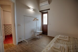 3 habitaciones, tabla de planchar con plancha, wifi y ropa de cama 