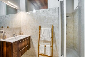 Shower, hair dryer, bidet, towels