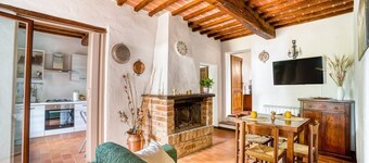 GuestHost - Elegant 85 sqm apartment in a renovated farmhouse in Castiglione del Lago, Umbria. Ideal for 4 people, it offers a communal pool, a reserved outdoor parking space for guests, and a private garden. Surrounded by nature, it is perfect for those