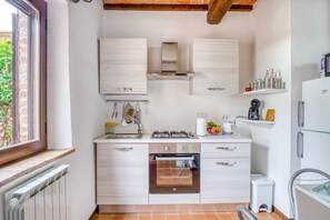 Refrigerador, horno, placa de cocina, utensilios de cocina