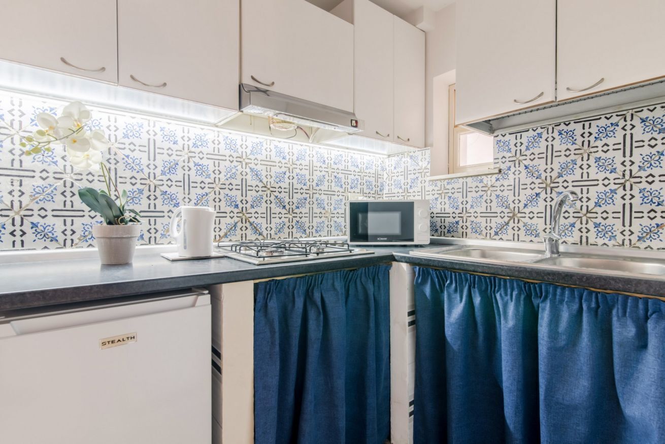 ثلاجة، ميكروويف، موقد طهي مسطح، محمصة خبز