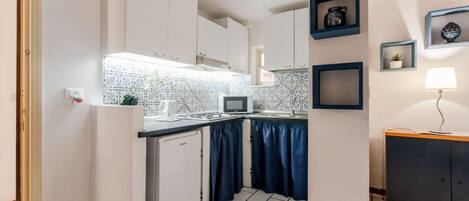 Réfrigérateur, micro-ondes, plaque de cuisson