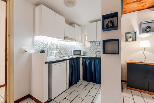 Fridge, microwave, stovetop, cookware/dishes/utensils