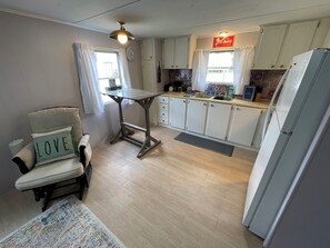 Fridge, microwave, oven, stovetop - Cozy 2-bedroom campground in peaceful Claypool with AC, WiFi. Overlooking lake
(Claypool)