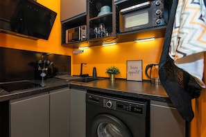 Kjøleskap, ovn, kaffetrakter/tekoker og brødrister