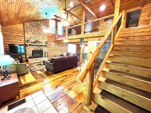 Smart TV, chimenea y futbolito