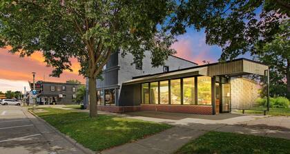 The Playboy Suite - Downtown Lake Geneva |Walking Distance to Beach, Shopping, Dining |Parking for 2