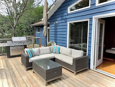 Feathery Pines cottage with sauna and sunset views