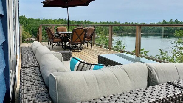 Outdoor dining - Feathery Pines cottage with sauna and sunset views (Nobel)