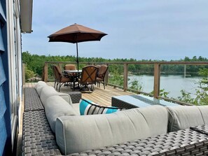 Outdoor dining - Feathery Pines cottage with sauna and sunset views (Nobel)
