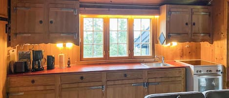 Fridge, oven, stovetop, coffee/tea maker