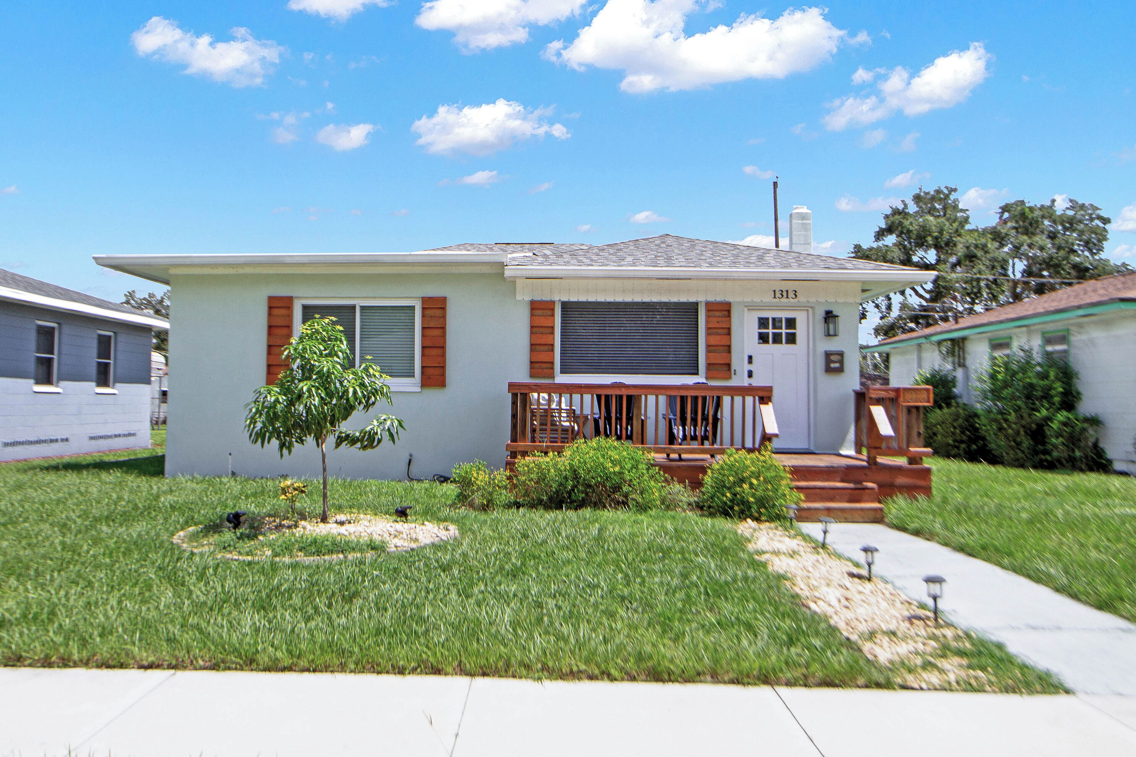 Charming Family Gem: 5 Star Location ~ Deck ~ Parking!