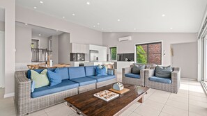 TV, DVD player, stereo - Absolutely Avoca - beautiful views for the family (Avoca Beach)