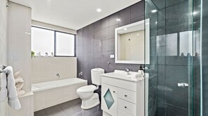 Shower, hair dryer, towels - Ash Sienna at Terrigal (Terrigal)