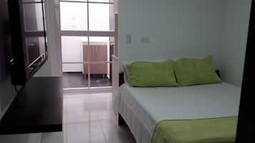 Kamar Quadruple Ekonomi, Beberapa Tempat Tidur, patio, pemandangan kota | Wi-Fi gratis