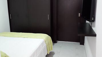 Kamar Quadruple Ekonomi, Beberapa Tempat Tidur, patio, pemandangan kota | Wi-Fi gratis