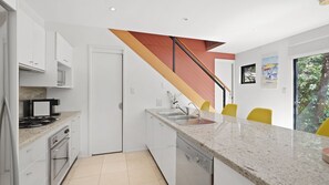 Frigorífico, microondas, horno y placa de cocina