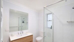 Een douche, handdoeken