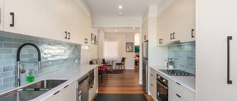 Kylskåp, mikrovågsugn, ugn och spishäll