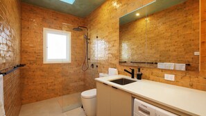 Shower, towels - White Beach - Main House (Terrigal)
