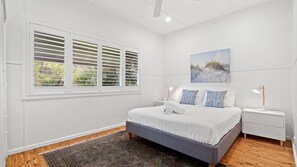 3 slaapkamers, een strijkplank/strijkijzer, internet, beddengoed