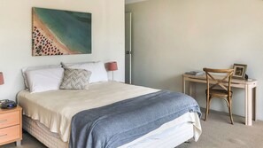 3 bedrooms, iron/ironing board, internet, bed sheets