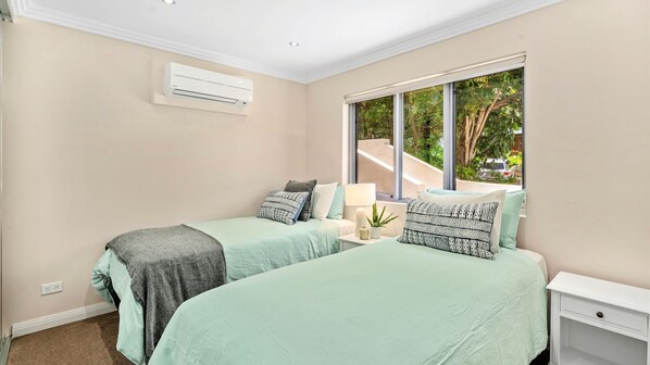 4 bedrooms, iron/ironing board, internet, bed sheets