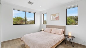 3 bedrooms, iron/ironing board, internet, bed sheets