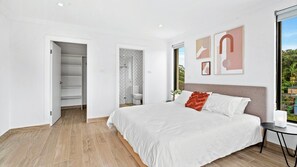 3 bedrooms, iron/ironing board, internet, bed sheets