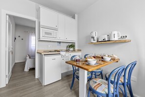 Refrigerador, tetera/pava eléctrica, tostadora, utensilios de cocina