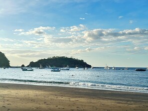 Beach nearby, sun-loungers, beach towels - Amazing Ocean-View 4-BR Villa / Casa Linda / 5 minutes walk to the beach! (Guanacaste Province)