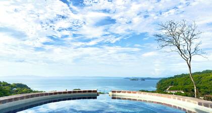 Amazing Ocean-View 4-BR Villa / Casa Linda / 5 minutes walk to the beach!