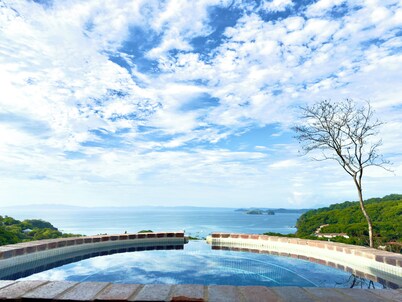 Amazing Ocean-View 4-BR Villa / Casa Linda / 5 minutes walk to the beach!