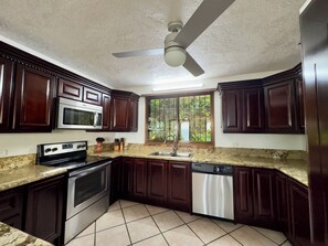 Fridge, microwave, oven, stovetop - Amazing Ocean-View 4-BR Villa / Casa Linda / 5 minutes walk to the beach! (Guanacaste Province)