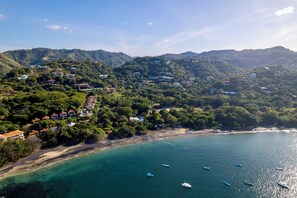 Playa en los alrededores, camastros y toallas de playa