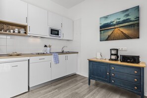 Refrigerador, microondas, tetera eléctrica y tostadora 