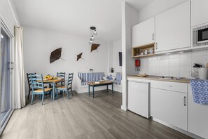 Refrigerador, microondas, tetera eléctrica y tostadora 