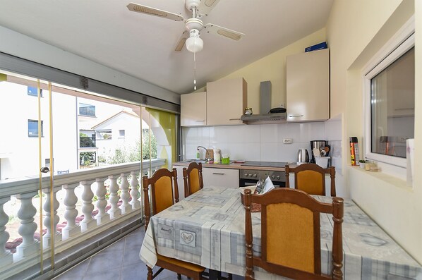 Fridge, oven, stovetop, dishwasher