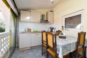 Fridge, oven, stovetop, dishwasher