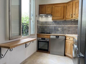 Micro-ondes, four, plaque de cuisson, lave-vaisselle